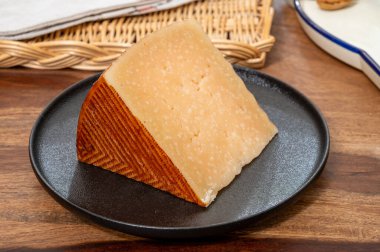 Çok eski bir parça anejo tostado İspanyol sert peyniri, inek ve koyun papağanı, manchego, keçi peyniri