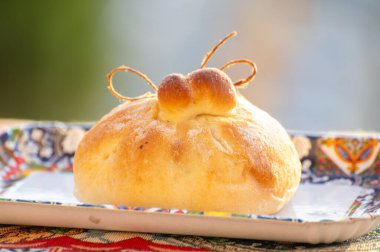 Domates, sebze, parmaham ve peynirle dolu burrata peynirli taze ekmek, Palermo, Sicilya, İtalya 'da sokak yemekleri, Mondello sahilinde öğle yemeği için servis ediliyor.