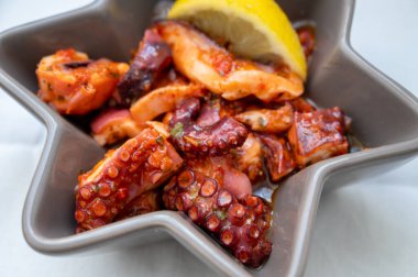 Lezzetli antipasti salatası ya da başlangıç deniz ürünleri tabağı, ızgara ahtapot stili kırmızı biberli kırmızı biber restoranda servis edilir.