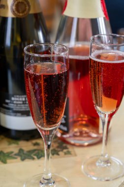 Gül ve şarap tatma, köpüklü pembe şarap, büyük rezerv, Grand Cru Ay-Şampanya Şarabı Vallee de la Marne köyü, şampanya bölgesi, Fransa