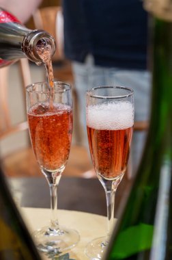 Gül ve şarap tatma, köpüklü pembe şarap, büyük rezerv, Grand Cru Ay-Şampanya Şarabı Vallee de la Marne köyü, şampanya bölgesi, Fransa
