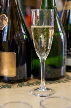 Beyaz, köpüklü şarap brut, Grand Rezerv, Grand Cru 'da şampanya Vallee de la Marne' da köy yapımı Ay-Şampanya Şarabı, Champagne Bölgesi, Fransa