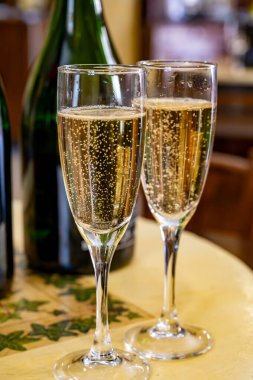 Beyaz, köpüklü şarap brut, Grand Rezerv, Grand Cru 'da şampanya Vallee de la Marne' da köy yapımı Ay-Şampanya Şarabı, Champagne Bölgesi, Fransa
