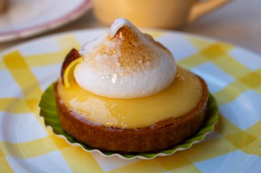 Fransız pastanesinden beyaz yumurtalı bir dilim limonlu turta.