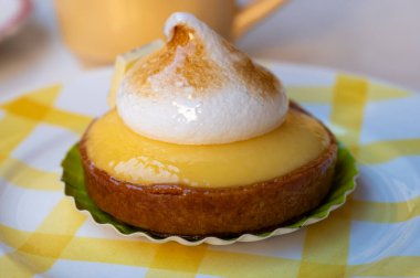Fransız pastanesinden beyaz yumurtalı bir dilim limonlu turta.