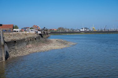 Gelgit zamanı Yerseke 'deki Oosterschelde' ye bakın, çeşitli yabani deniz kabukları ve istiridyelerin toplanıp yenmesine izin veriliyor, Zeeland, Hollanda