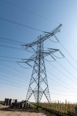 Yüksek voltaj hatları ve elektrik kuleleri Zeeland 'deki nükleer enerji santralinden güç transferi Hollanda' daki elektrik üretimi