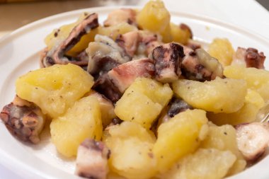 Marsala, Sicilya 'da balık pazarında servis edilen patatesli ızgara ahtapot sisilyan usulü leziz antipasti salatası veya başlangıç deniz ürünleri tabağı İtalya' da kapatılıyor.