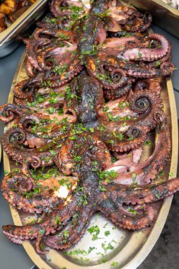 Günün avı, taze deniz ürünleri, Palermo, Sicilya, İtalya 'da balık markalı ızgara ahtapot stili, markette yemek, Palermo' da yemek turu.