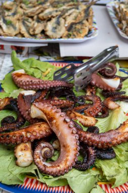Günün avı, taze deniz ürünleri, Palermo, Sicilya, İtalya 'da balık markalı ızgara ahtapot stili, markette yemek, Palermo' da yemek turu.