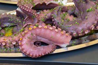 Günün avı, taze deniz ürünleri, Palermo, Sicilya, İtalya 'da balık markalı ızgara ahtapot stili, markette yemek, Palermo' da yemek turu.
