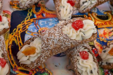 Ev yapımı tatlı cannolo sfoglie tatlı badem, şam fıstığı, limon, vanilya, çikolata kreması Palermo, Sicilya, İtalya 'da sokak yiyecekleri pazarında