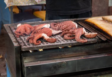 Günün avı, taze deniz ürünleri, Palermo, Sicilya, İtalya 'da balık markalı ızgara ahtapot stili, markette yemek, Palermo' da yemek turu.
