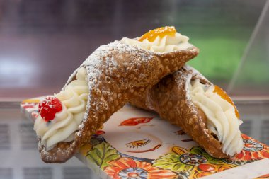 Ev yapımı tatlı cannolo sfoglie tatlı badem, şam fıstığı, limon, vanilya, çikolata kreması Palermo, Sicilya, İtalya 'da sokak yiyecekleri pazarında