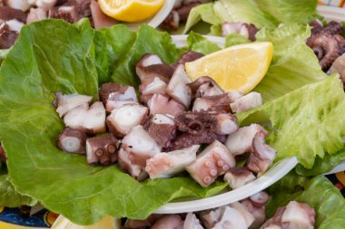 Günün avı, taze deniz ürünleri, Palermo, Sicilya, İtalya 'da balık markalı ızgara ahtapot stili, markette yemek, Palermo' da yemek turu.