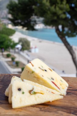 Taze roket salatası, siyah biber, zeytin, şarap, Sicilya peyniri, Palermo yemeği ve Mondello sahilindeki deniz manzarası nea Palermo, Sicilya