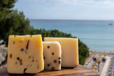 Taze roket salatası, siyah biber, zeytin, şarap, Sicilya peyniri, Palermo yemeği ve Mondello sahilindeki deniz manzarası nea Palermo, Sicilya