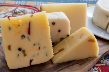 Taze roket salatasıyla İtalyan peyniri, siyah biber, zeytin, şarap, Sicilya peyniri, Palermo yemeği, Sicilya