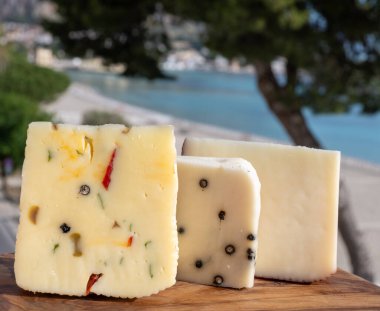 Taze roket salatası, siyah biber, zeytin, şarap, Sicilya peyniri, Palermo yemeği ve Mondello sahilindeki deniz manzarası nea Palermo, Sicilya