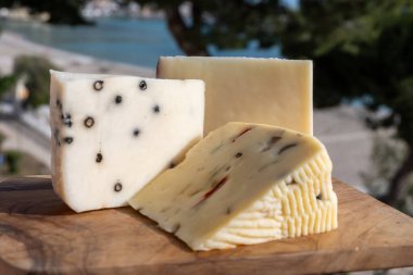 Taze roket salatasıyla İtalyan peyniri, siyah biber, zeytin, şarap, Sicilya peyniri, Palermo yemeği.