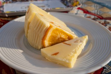 İtalyan provolone peyniri taze portakalla yapılır, Sicilya peyniri, Palermo yemeği, Mondello 'da servis edilir.