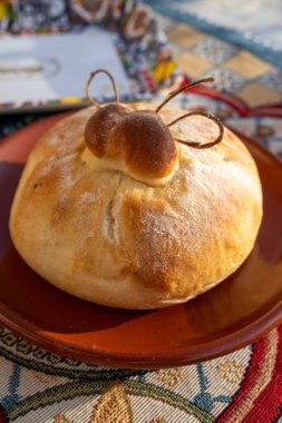 Domates, sebze, parmaham ve peynirle dolu burrata peynirli taze ekmek, Palermo, Sicilya, İtalya 'da sokak yemekleri, Mondello sahilinde öğle yemeği için servis ediliyor.