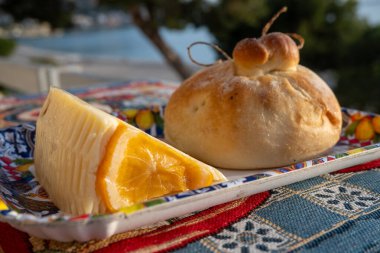 İtalyan provolone peyniri taze portakallar, Sicilya peyniri ve geleneksel burrata şeklinde çörekler Sicilya, Palermo yemeklerinden peynir ve pastırmayla doldurulmuş.