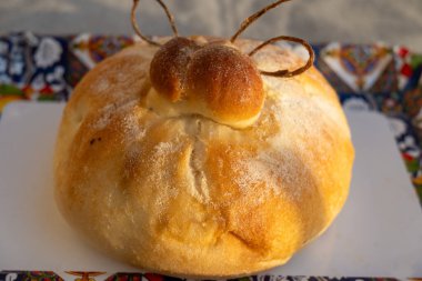 Domates, sebze, parmaham ve peynirle dolu burrata peynirli taze ekmek, Palermo, Sicilya, İtalya 'da sokak yemekleri, Mondello sahilinde öğle yemeği için servis ediliyor.