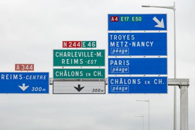 Yaz aylarında otoyol ve yol işaretleriyle Reims, Paris ve diğer Fransız şehirlerine, Fransa 'daki farklı tip ve yollara, ulaşım ve trafiğe giden yol işaretleri