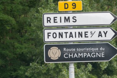 Şampanya şarabı Epernay, Champagne, Fransa yakınlarında bir bölge oluşturuyor. Yol işaretleri, varış yerleri, turist rotaları, şampanya, yol gezileri.