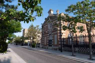 Şampanya Bulvarı 'nda gün batımında yürümek, Epernay, Fransa, cadde manzarası, ağaçlar, dekorasyonlar, gün ışığında şampanya evleri.