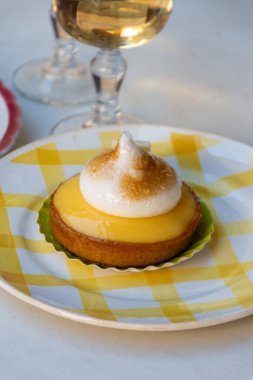 Fransız pastanesinden beyaz yumurtalı bir dilim limonlu turta.