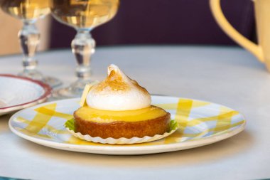Bir Fransız limonlu turta ya da beyaz yumurtalı turta ve şampanyalı bardak köpüklü şarap, lezzetli tatlı, Fransız mutfağı.