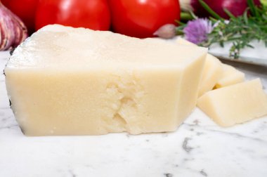 Lazio, Sardunya veya Toskana 'da koyun sütünden yapılmış pekorino romano İtalyan peyniri parçaları.