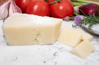 Lazio, Sardunya veya Toskana 'da koyun sütünden yapılmış pekorino romano İtalyan peyniri parçaları.