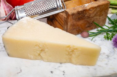 Lazio, Sardunya veya Toskana 'da koyun sütünden yapılmış pekorino romano İtalyan peyniri parçaları.