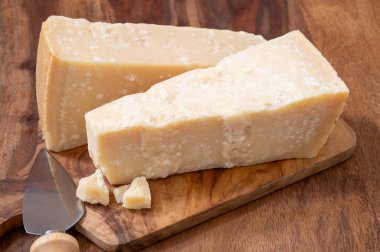 Geleneksel İtalyan yemekleri, 36 aylık mağaralardaki İtalyan parmesan peyniri Parmigiano-Reggiano ve Po River Valley, İtalya 'dan grana padano, yakın çekim.