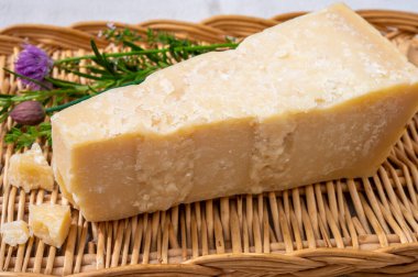Geleneksel İtalyan yemekleri, mağaralarda 36 aylık İtalyan parmesan peyniri Parmigiano-Reggiano, İtalya 'dan.