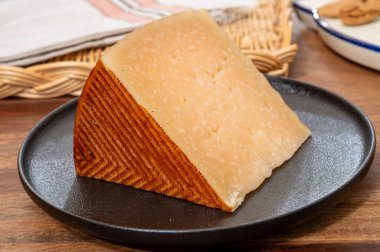 Çok eski bir parça anejo tostado İspanyol sert peyniri, inek ve koyun papağanı, manchego, keçi peyniri