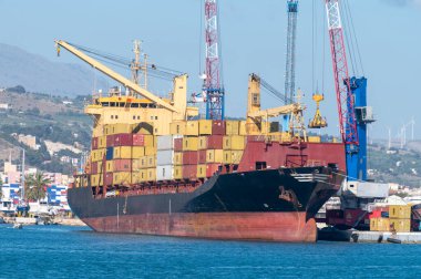 Büyük okyanus konteynırları, deniz taşımacılığı, deniz konteynırları, gemi kiralama, uluslararası ulaşım, Trapani limanı, Sicilya, İtalya