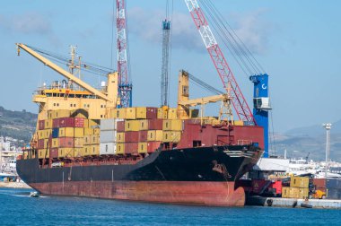Büyük okyanus konteynırları, deniz taşımacılığı, deniz konteynırları, gemi kiralama, uluslararası ulaşım, Trapani limanı, Sicilya, İtalya