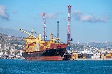 Büyük okyanus konteynırları, deniz taşımacılığı, deniz konteynırları, gemi kiralama, uluslararası ulaşım, Trapani limanı, Sicilya, İtalya