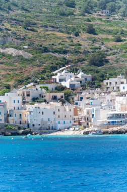 Levanzo, Egadi Adaları 'nın en küçüğü, Sicilya yakınlarında sakin bir inziva yeri, liman çevresindeki pitoresk köy, beyaz evler ve büyüleyici açık mavi su limanı, seyahat yeri, tekne gezisi.