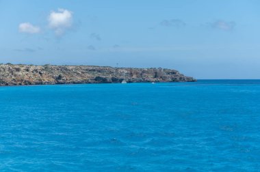 Trapani 'den tekne gezisi ve açık turkuvaz suyu, tuff kayaları, terk edilmiş taş ocakları, Sicilya, İtalya yakınlarındaki Egadi Adaları ile birlikte Favignana adasının kıyı şeridi manzarası.