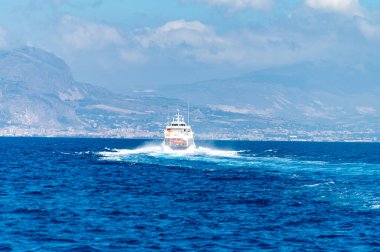 Trapani 'den eski kale, mavi su ve balıkçı tekneleri manzaralı tekne gezisi, Sicilya, İtalya' ya seyahat.