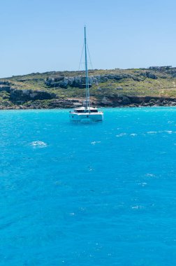 Trapani 'den tekne gezisi ve açık turkuvaz suyu, tuff kayaları, terk edilmiş taş ocakları, Sicilya, İtalya yakınlarındaki Egadi Adaları ile birlikte Favignana adasının kıyı şeridi manzarası.