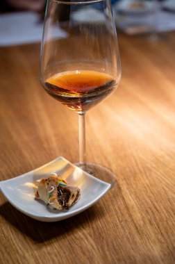 Eski büyük meşe fıçılarıyla şarap mahzeni ziyareti, güçlendirilmiş kuru veya tatlı marsala şarabı ile tatma bardakları Marsala, Sicilya, İtalya 'da şarap endüstrisi