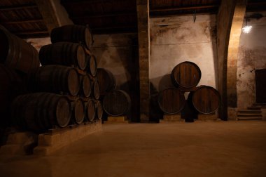 Eski büyük meşe fıçılarıyla şarap mahzeni ziyareti, Marsala, Sicilya 'da güçlendirilmiş kuru veya tatlı marsala şarabı üretimi, İtalya' da şarap endüstrisi