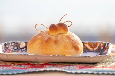 Domates, sebze, parmaham ve peynirle dolu burrata peynirli taze ekmek, Palermo, Sicilya, İtalya 'da sokak yemekleri, Mondello sahilinde öğle yemeği için servis ediliyor.