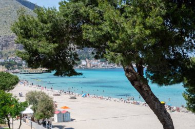 Deniz kenarında güneşli bir gün, Mondello Sahili, Sicilya 'da Palermo yakınlarında, güzel, altın kumu, turkuaz suları ve İtalya' nın güneyinde büyüleyici villaları olan.